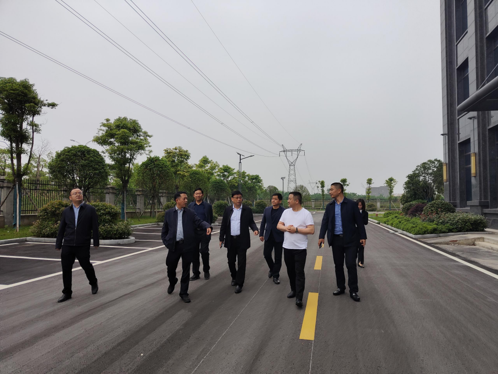 岳陽市城陵磯新港區(qū)黨工委副書記、綜保區(qū)管委會主任嚴(yán)菲一行蒞臨我公司指導(dǎo)工作